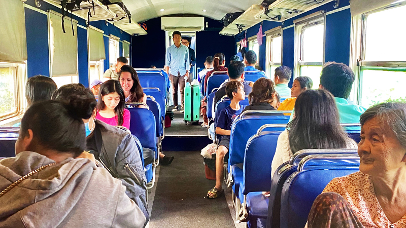 El interior de un tren a Camboya