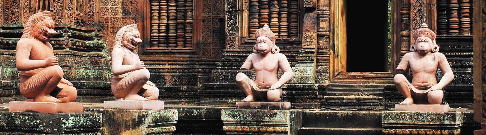 Sculptures de singes et de lions khmers dans le temple d'Angkor Wat au Cambodge