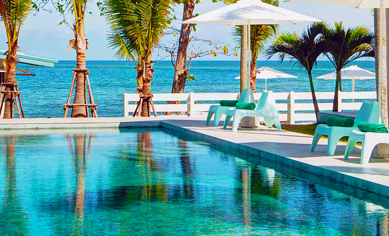 Vista de la piscina del hostel Le Petit Saint-Tropez en Khanom a Tailandia