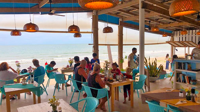 Vista del restaurante del hostel Le Petit Saint-Tropez en Khanom a Tailandia