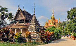 Vue d'un quartier de Battambang au Cambodge avec au premier plan un temple bouddhiste