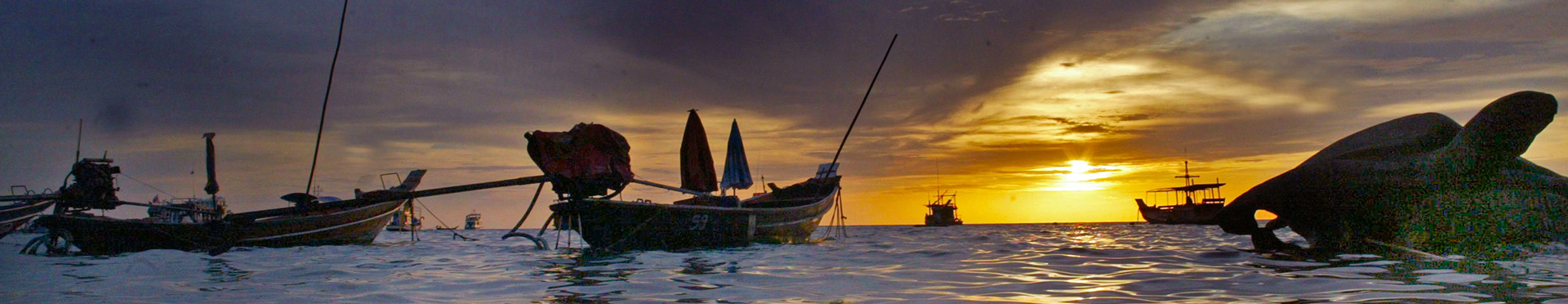 Vista del mar en el golfo the Tailandia al atardecer