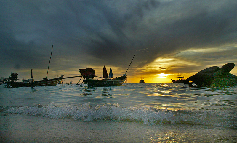 Vista del mar en el golfo the Tailandia al atardecer