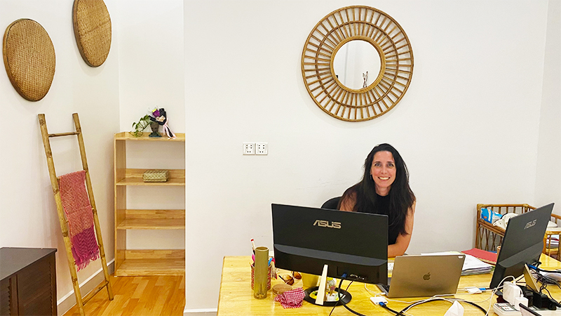 Angelique Labrune en los nuevas officinas de Les VOyages d'Angele en Siem Reap