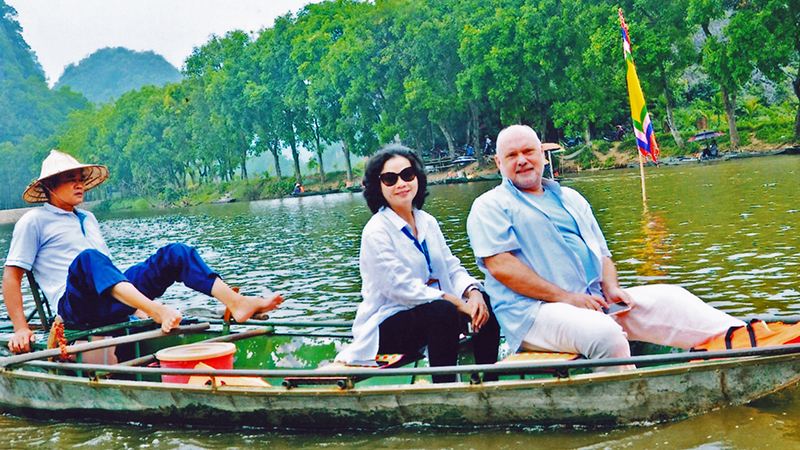 El director de la agencia de viajes Asia My Way con su nueva socia en Vietnam Nhuong