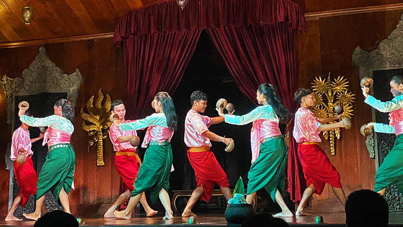 bailarines en el escenario del teatro Apsara de Siem Reap
