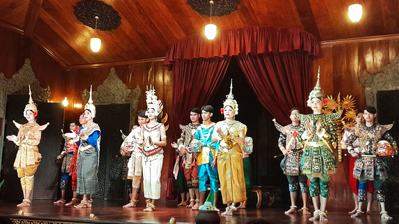 Los bailarines del Teatro Apsara de Siem Reap saludan al público tras el espectáculo.