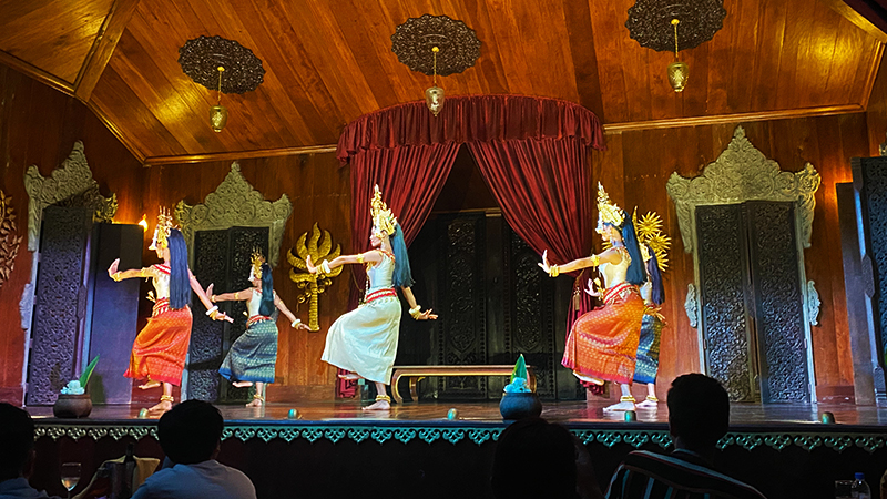 bailarines en el escenario del teatro Apsara de Siem Reap