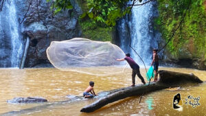 Des villageois Kroeung au Cambodge pechent au filet au pied d'une cascade