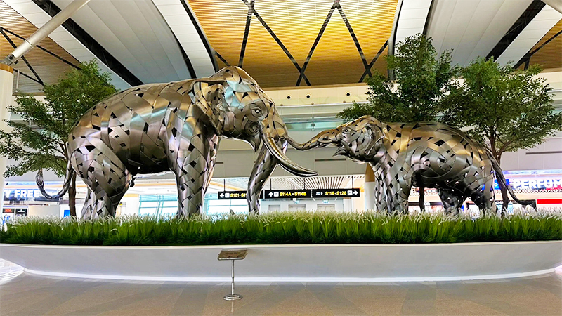 Vista de esculturas contemporanas dentro de la nueva terminal del aeropuerto Suvarnabhumi de Bangkok