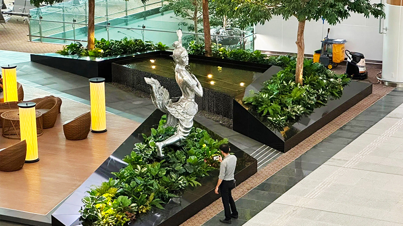 Vista de una escultura contemporana dentro de la nueva terminal del aeropuerto Suvarnabhumi de Bangkok
