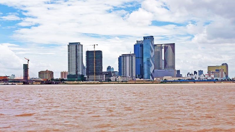 Vista de los edificios de Phnom Penh desde el rio Mekong