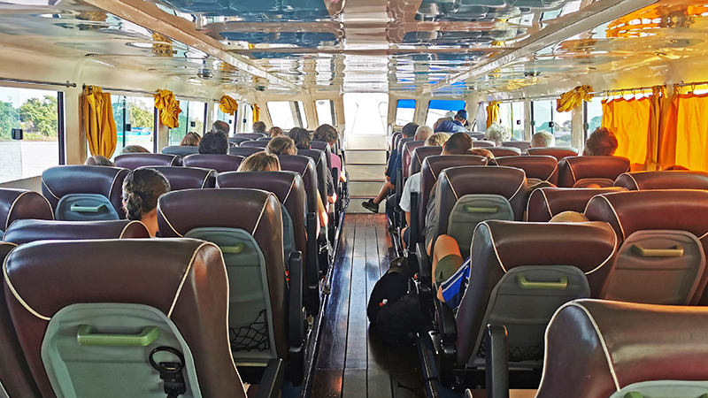 Vista del interior de une barco de viajo por el Mekong