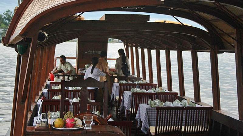 vista del restaurante en un barco de crucero por el mekong en vietnam