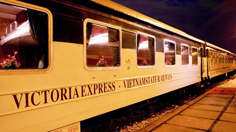 vista del tren nocturno esperando en una estacion de Vietnam
