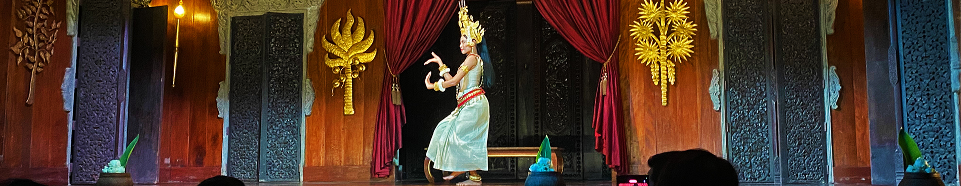 Una bailarina en el escenario del teatro Apsara