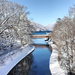 Vue d'uncanal menant au lac de la ville de Nikko au Japon