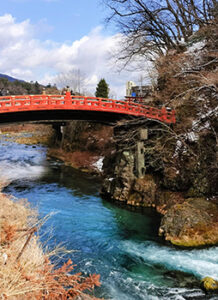 Vue du pont de bois Shinkyo dans la ville de Nikko au Japon