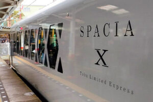 Vue partielle du train de luxe express Spacia au Japon