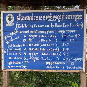 Un cartel que indica los servicios de transporte y alojamiento en la isla de Koh Trong en Camboya