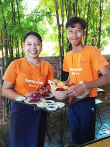 Dos aprendices en el restaurante de formacion Sala Bai en Siem Reap Camboya