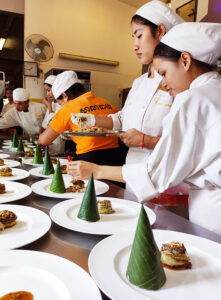 Aprendices trabajando en la cocina del restaurante de formacion de la escuela de hoteleria Sala Bai en Siem Reap Camboya