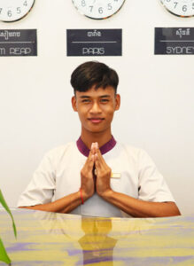 Un aprendiz en el restaurante de formacion de la escuela hoteleria Sala Bai en Siem Reap Camboya