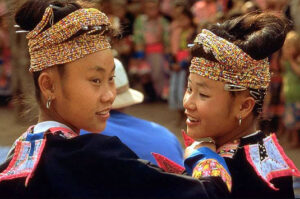 Dos adolescentes hmong de Laos con vestimentas tradicionales