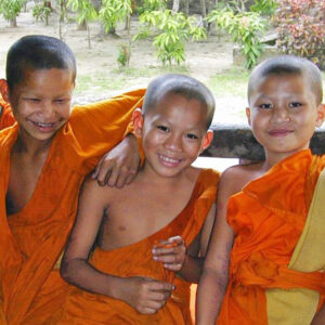 Tres niños monjes laosianos