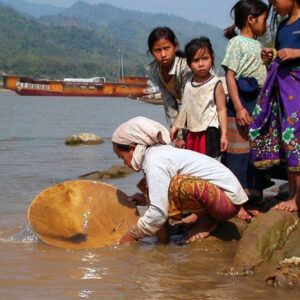 Mineros de oro de Laos exploran un afluente del Mekong