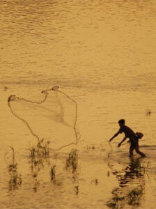 Un pescador arroja su red en el Mekong en Laos.