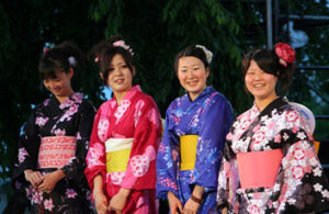 Quatro japonsesas vestidas con el tradicional yukata durante el festival de Himeji