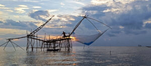 Una plataforma de pesca artesanal en el humedal de Phatthalung, en el sur de Tailandia