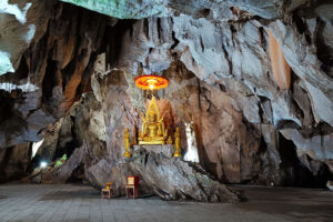 Vista de un templo rupestre en la provincia de Phatthalung, en el sur de Tailandia