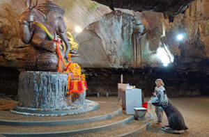 Un viajero español medita al pie de una estatua con la efigie de Ganesh en un templo rupestre en la provincia de Phatthalung, en el sur de Tailandia.