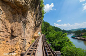 Vue des voies du chemin de fer de la mort entre Tham Krasae et Nam Tok dans la province de Kanchanaburi en Thaïlande