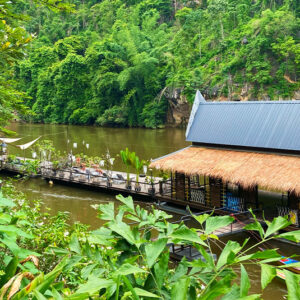 Vue d’un hôtel flottant en bambou au coeur de la jungle thaïlandaise sur la rivière Kwai