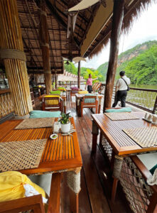 Vue de la terrasse de restaurant d’un hôtel flottant en bambou au cœur de la jungle thaïlandaise