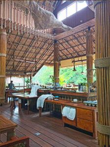 Vue de la salle de buffet d’un hôtel flottant en bambou au cœur de la jungle thaïlandaise