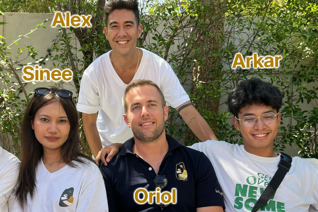 Equipo hispanohablante de Asia My Way en Tailandia, con Alex, Sinee, Oriol y Arkar, reunidos en Bangkok.
