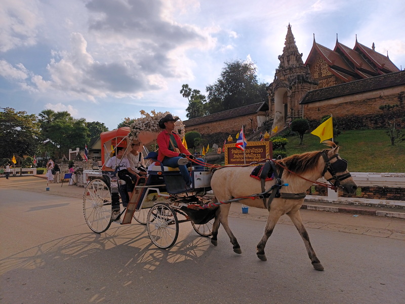 Templo Wat Phra That Lampang Luang en Lampang, norte de Tailandia, destino cultural en el Sudeste Asiático