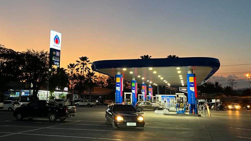 Estación de servicio en Tailandia funcionando con normalidad, sin escasez de combustible pese a tensiones puntuales