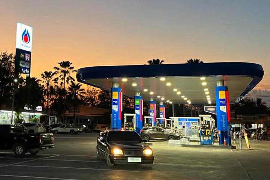 Estación de servicio en Tailandia funcionando con normalidad, sin escasez de combustible pese a tensiones puntuales
