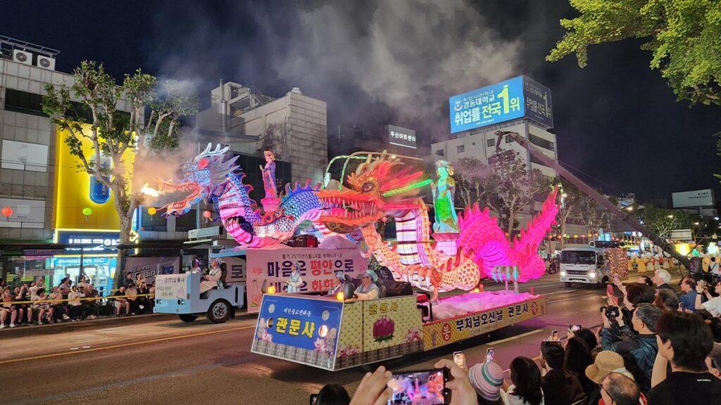 Vista amplia del desfile Yeondeunghoe en las calles iluminadas de Seúl.