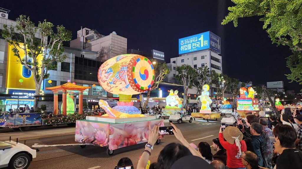 Carroza iluminada decorada con motivos budistas durante el festival Yeondeunghoe en Seúl, Corea del Sur.