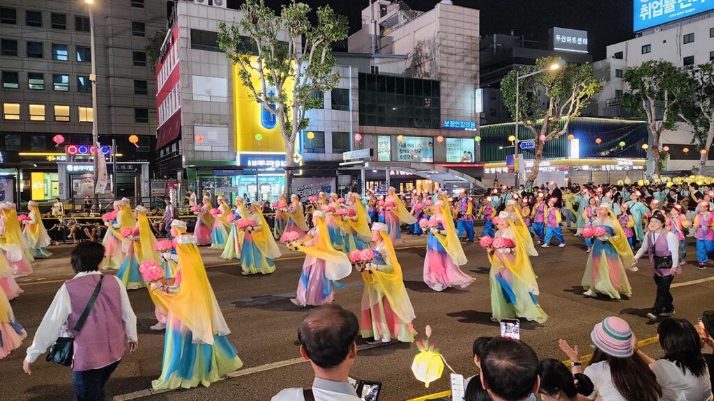 Participantes con linternas de colores durante el festival Yeondeunghoe de noche en Seúl.