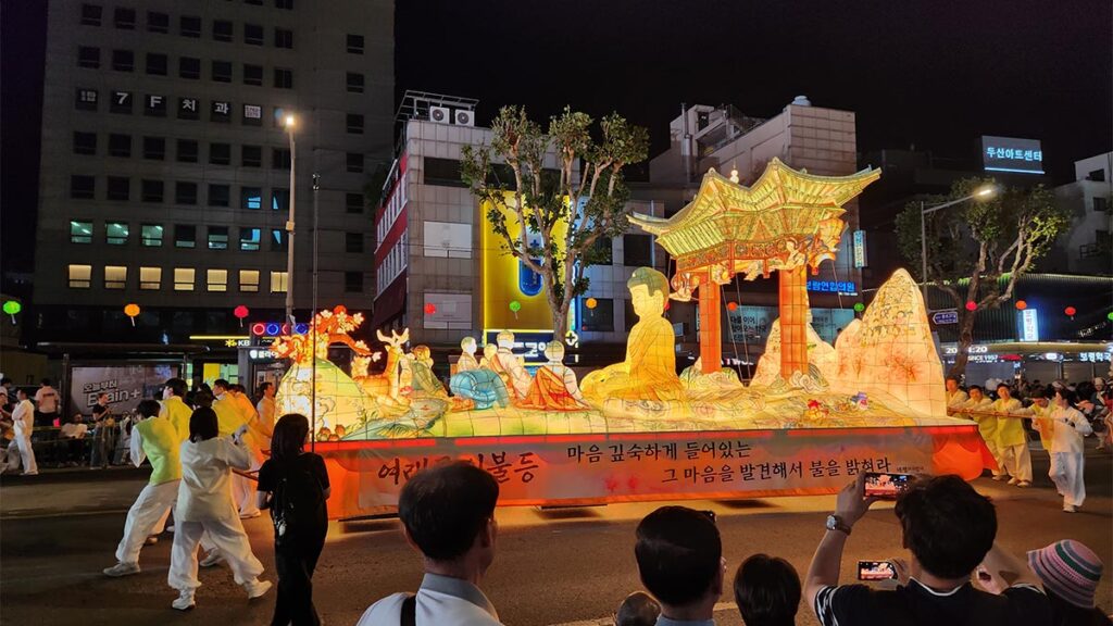 Carroza budista decorada con linternas de loto durante el festival Yeondeunghoe en Seúl.