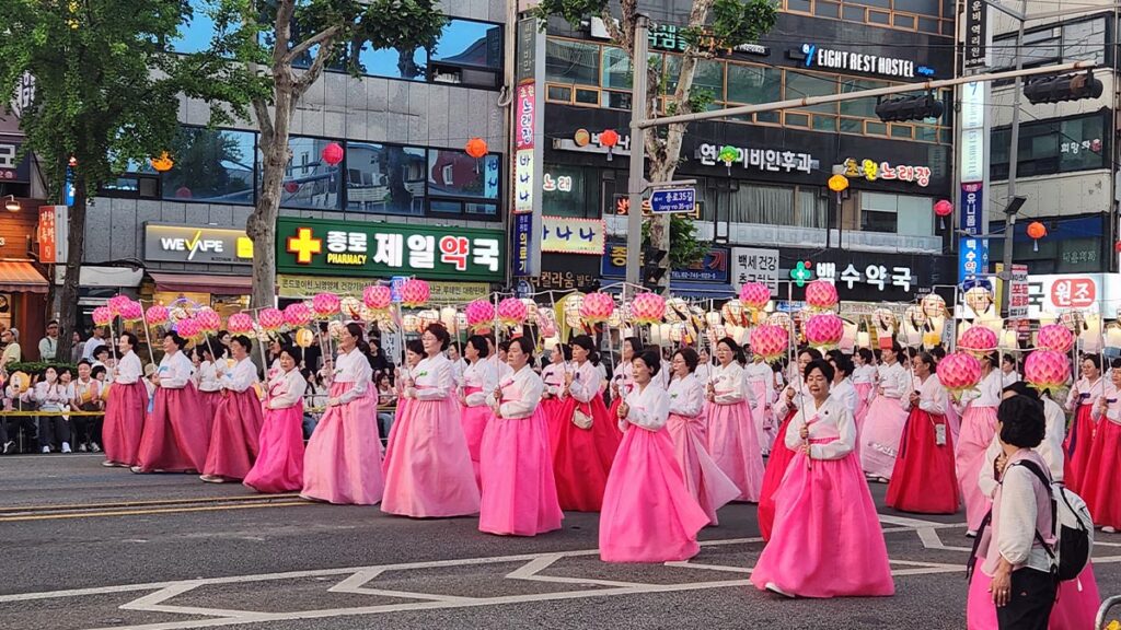 Mujeres con hanbok sosteniendo linternas de loto durante el Yeondeunghoe en Seúl. Foto: Alexandre Laporthe / Asia My Way.