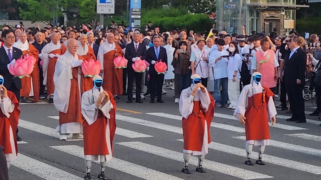 Monjes robot vestidos con túnicas budistas participando en el festival Yeondeunghoe en Seúl.