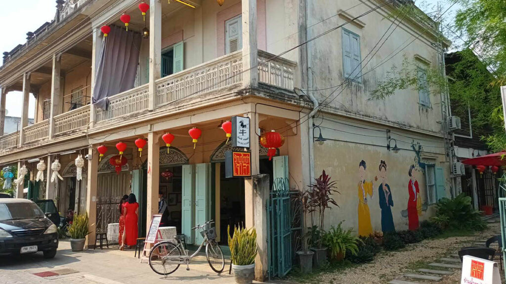 Casa antigua y escena de vida en el barrio histórico de Lampang, en el norte de Tailandia